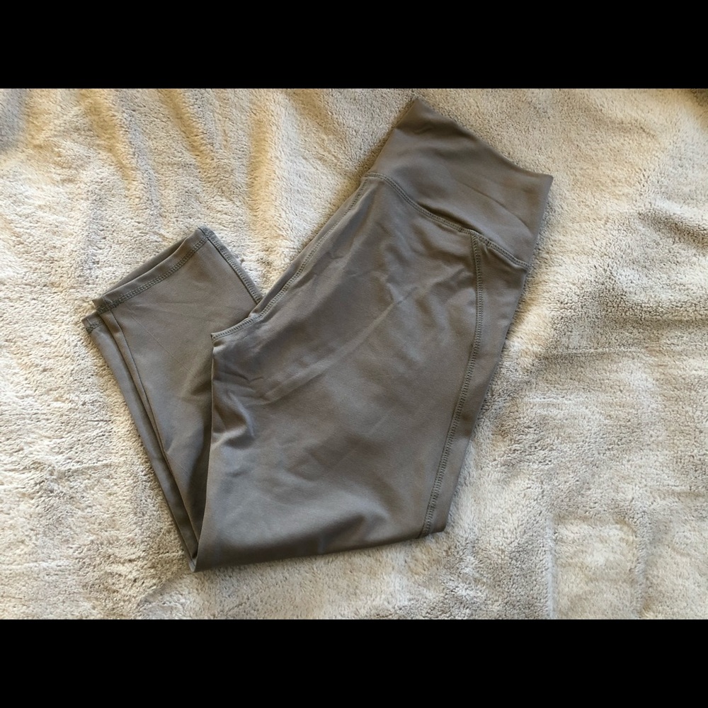 The Free Yoga 3/4 length leggings